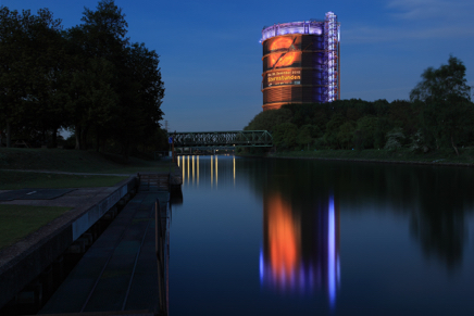 Nachts am Kanal – Gasometer.jpg