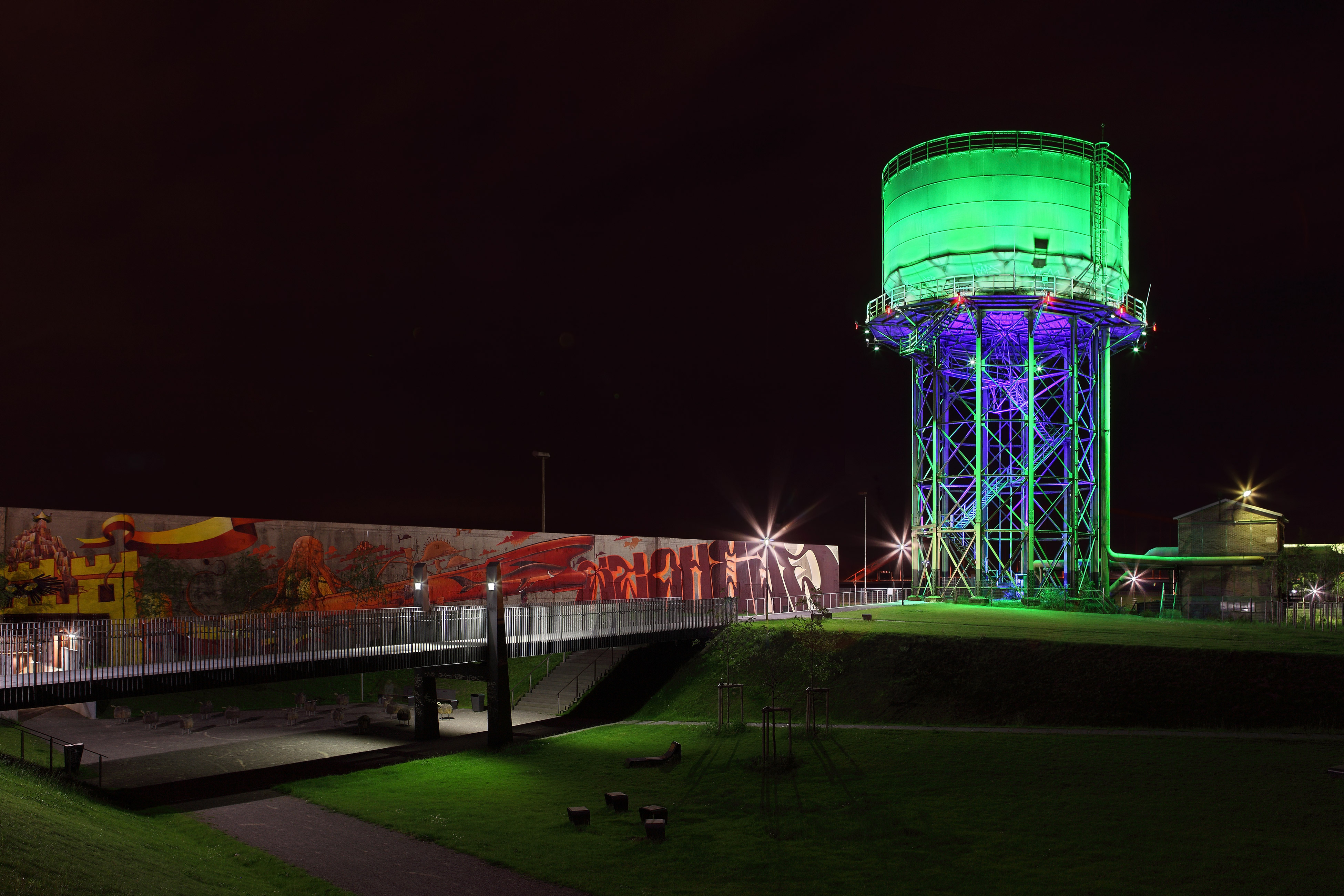 Rheinpark - Wasserturm vs. Graffitiwand.jpg