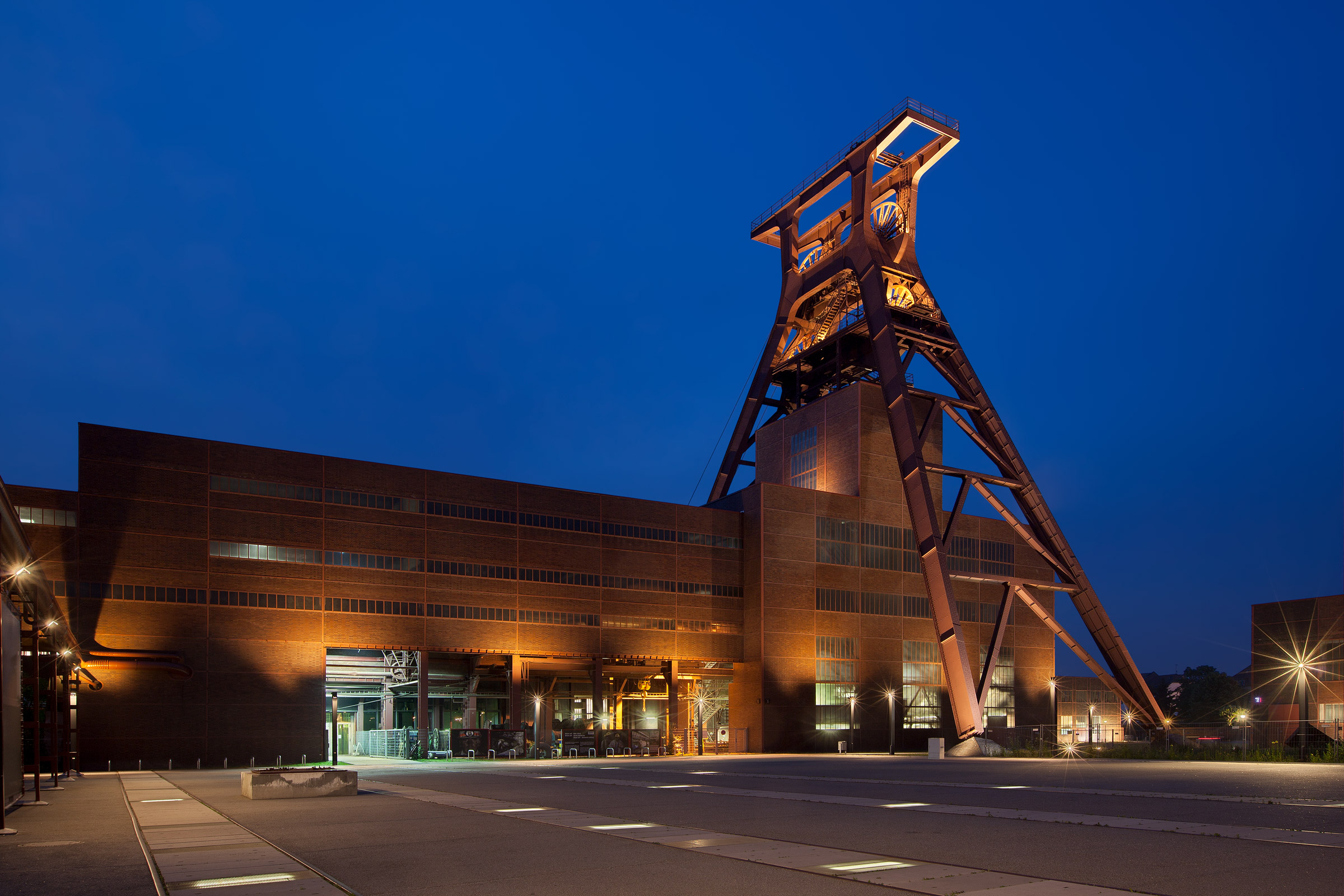 Weltkulturerbe Zeche Zollverein – Schacht XII mit Schachthalle I.jpg