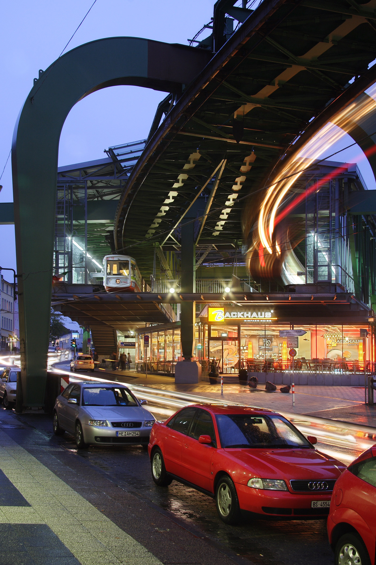 Wuppertaler Schwebebahn I – Bahnhof Vohwinkel.jpg