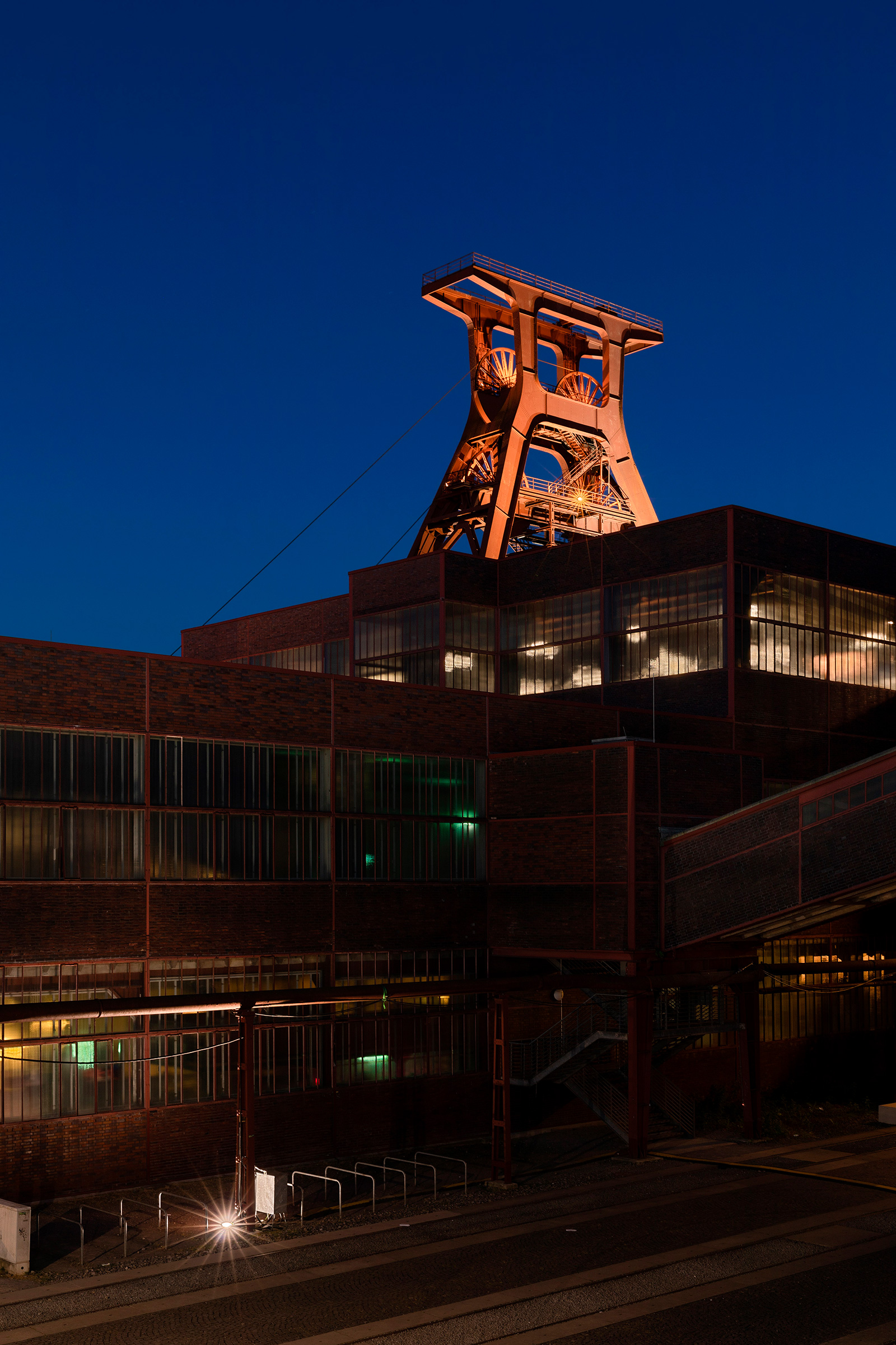 Zeche Zollverein – Rückseite Schacht XII (2).jpg