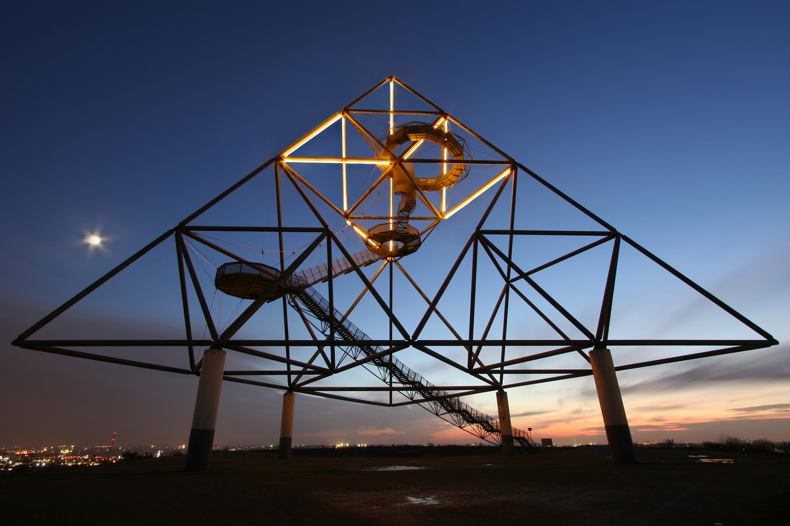 Tetraeder zur Blauen Stunde - 2006.jpg