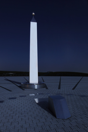 Obelisk - Horizontalsonnenuhr - Halde Hoheward II.jpg