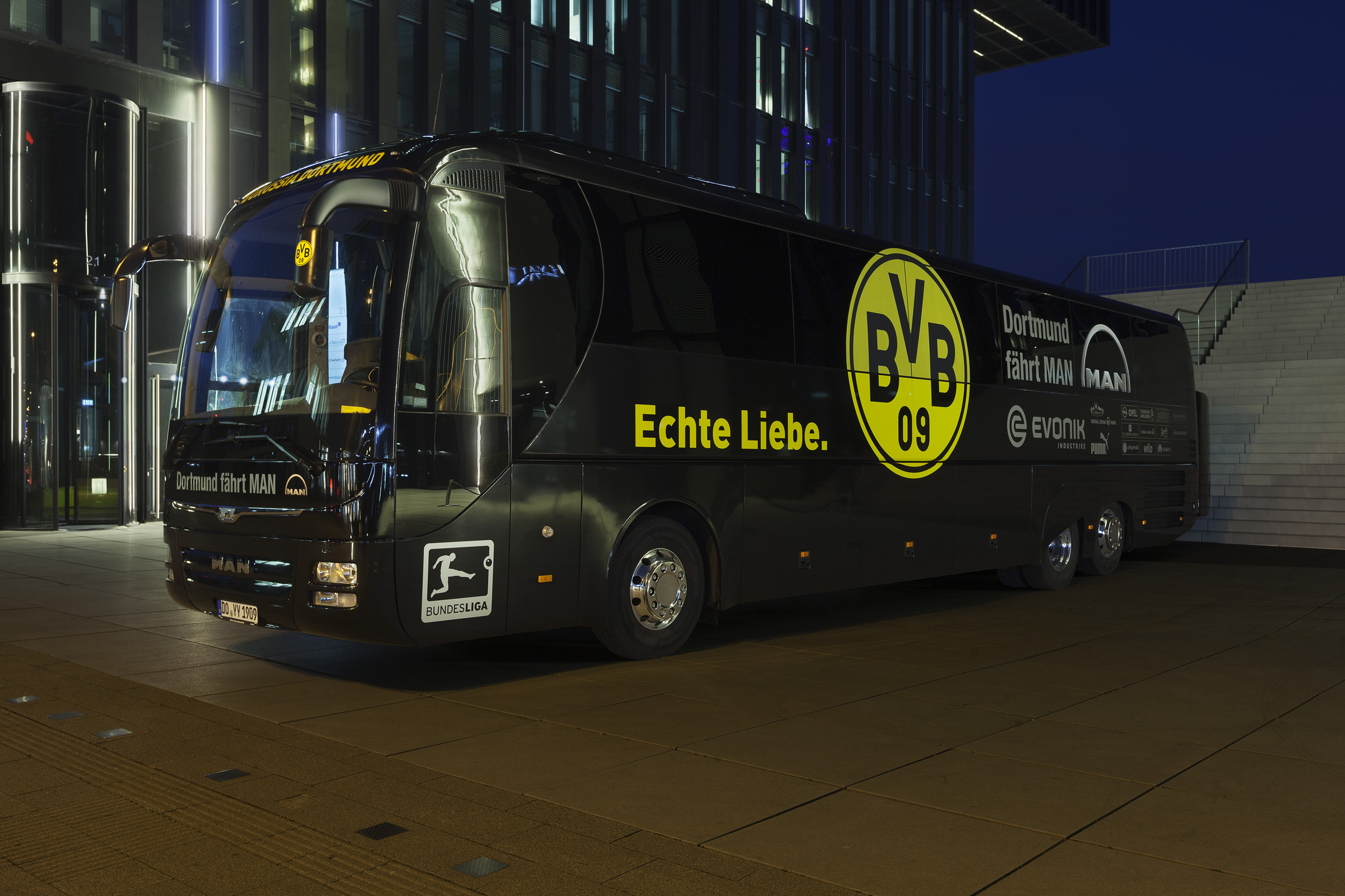 Echte Liebe – Mannschaftsbus Borussia Dortmund in Düsseldorf.jpg