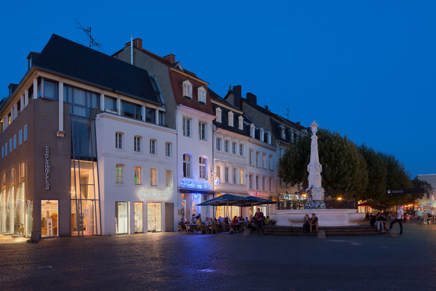 St. Johanner Marktbrunnen I – Zweisam sprachlos.jpg