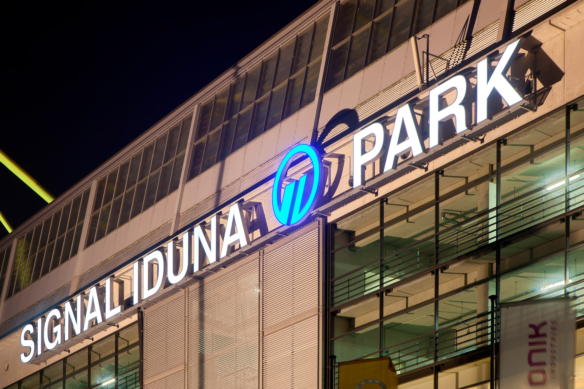 Signal Iduna Park - Schriftzug