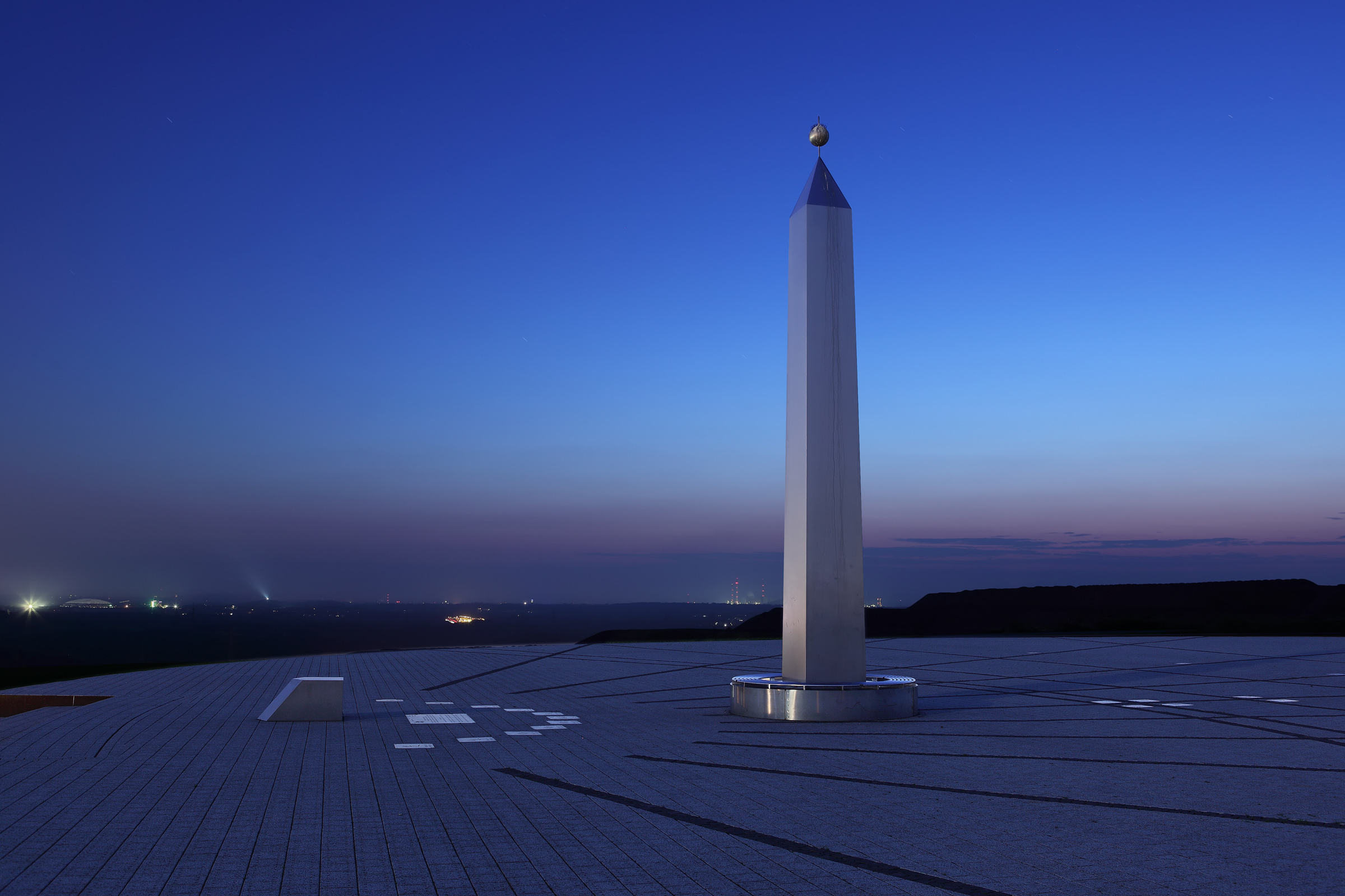 Obelisk - Horizontalsonnenuhr - Halde Hoheward I