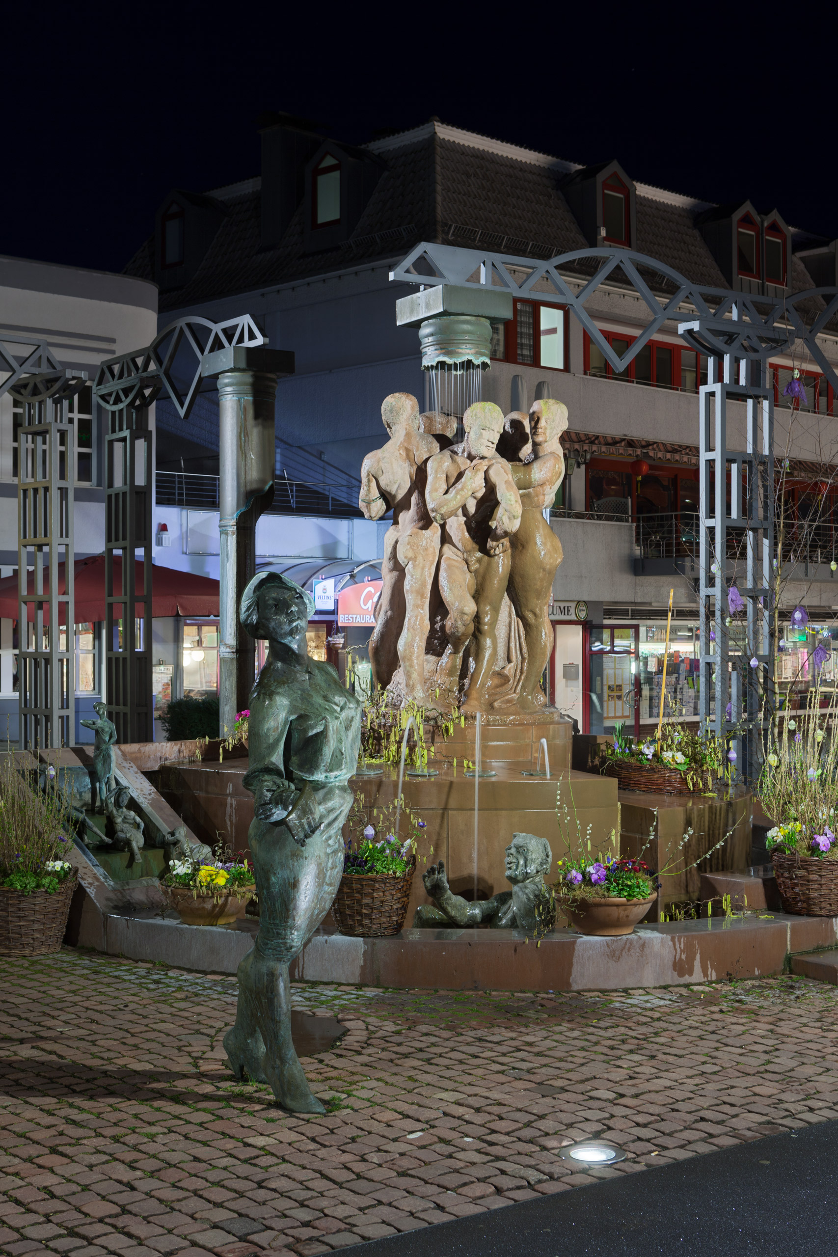 Kurschattenbrunnen IV - Kurschatten und Menschenknoten