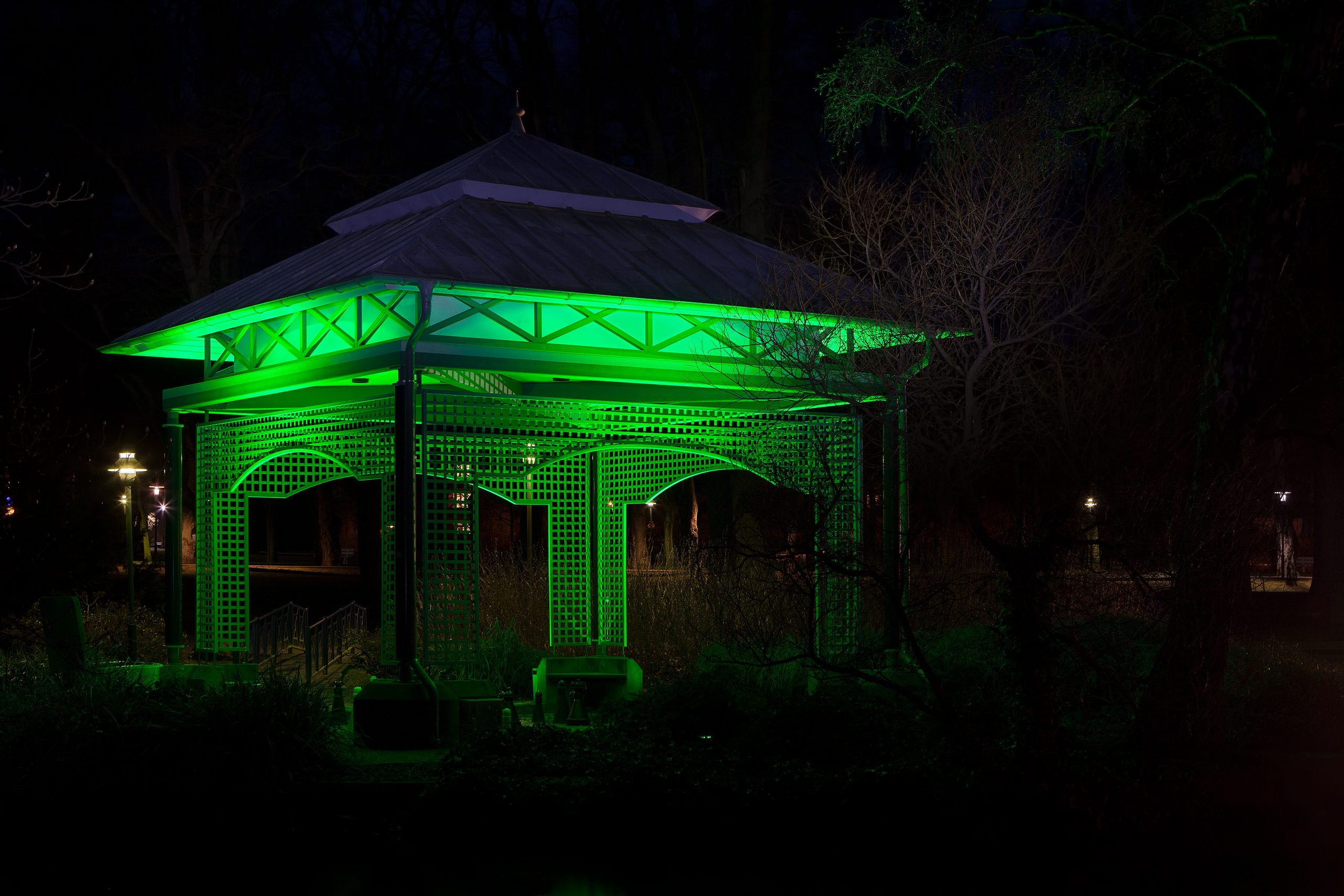 Eine Studie in Grün V – Der Pavillon im Kurpark Rheinhardshausen.jpg