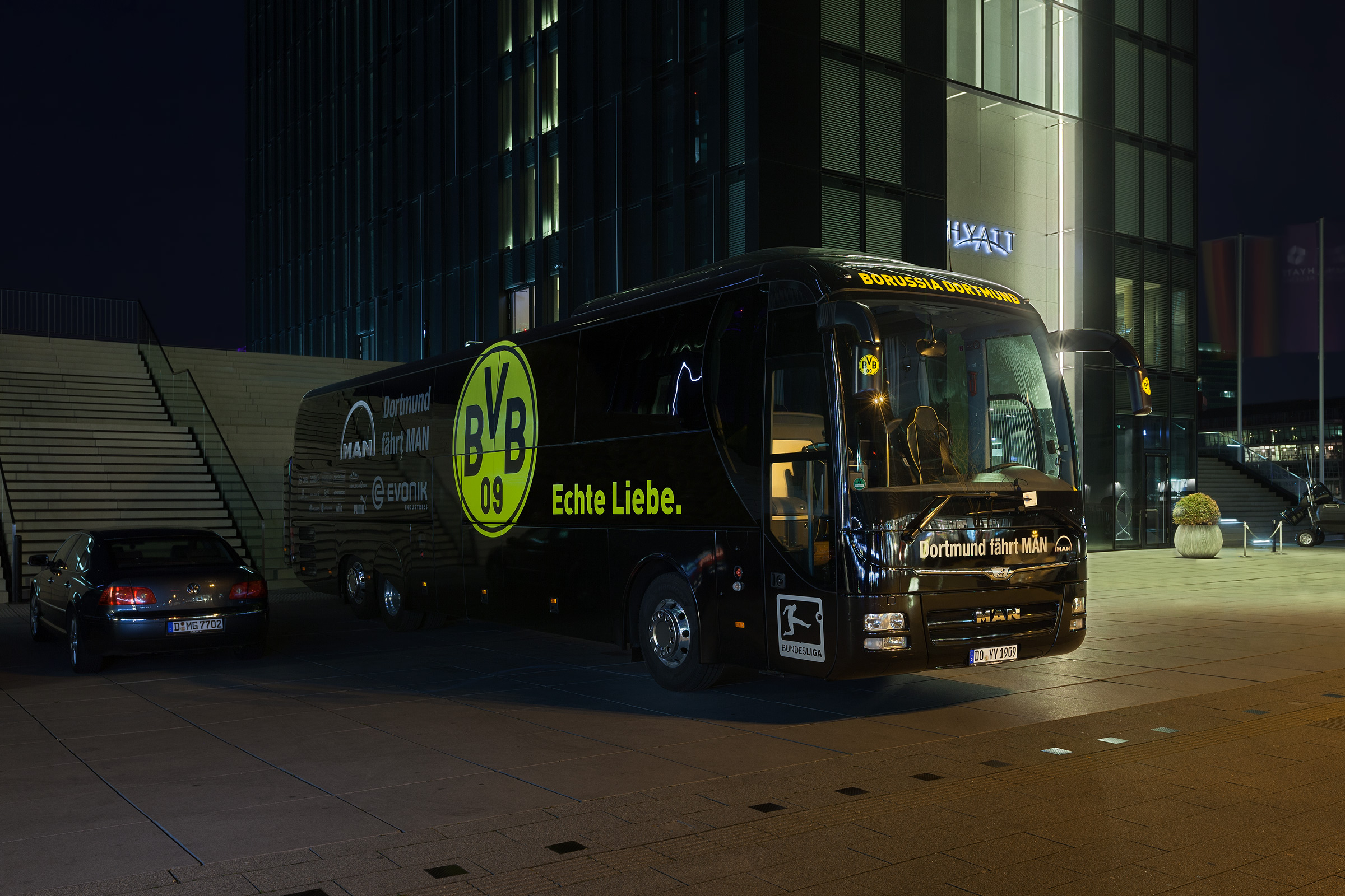Echte Liebe – Mannschaftsbus Borussia Dortmund in Düsseldorf II.jpg
