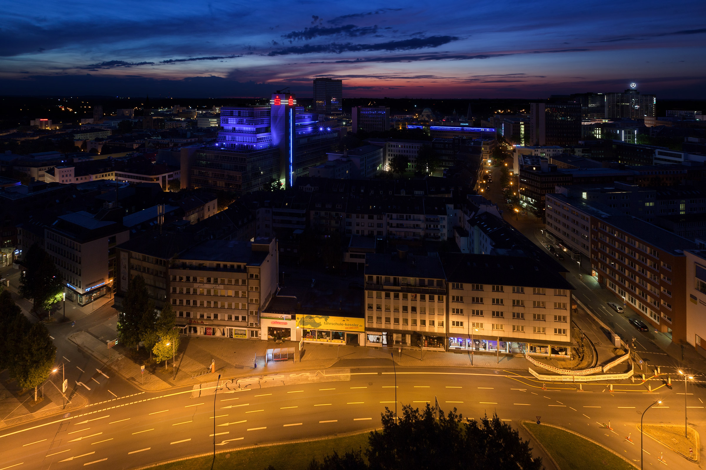 Essen von oben IV - Sparkasse Essen und Häuserfront am Limbecker Platz.jpg