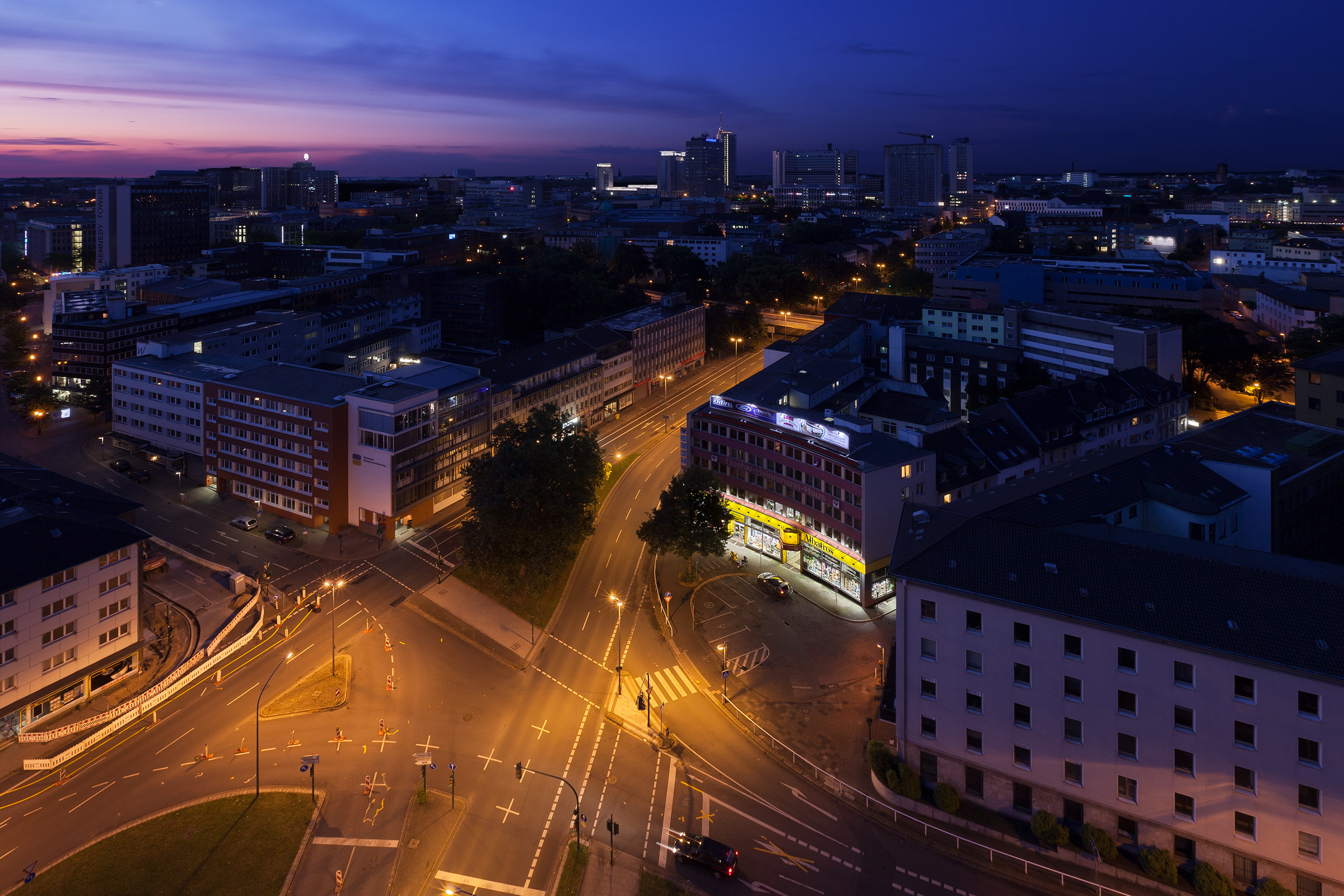 Essen von oben VI – Limbecker Platz Südseite, Gustav Heinemann Haus.jpg