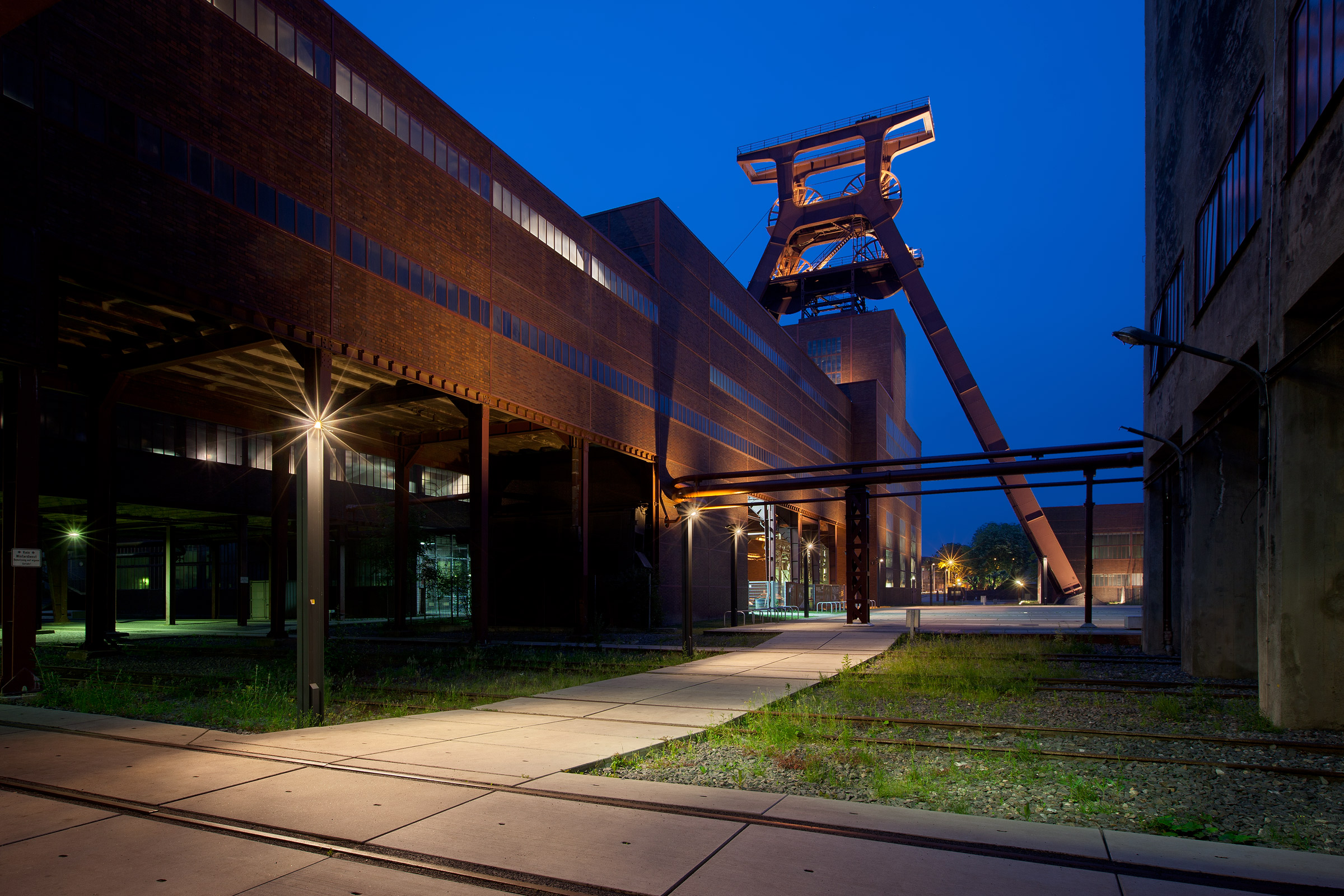 Weltkulturerbe Zeche Zollverein – Schacht XII mit Schachthalle II.jpg