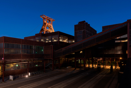 Zeche Zollverein – Rückseite Schacht XII (1).jpg