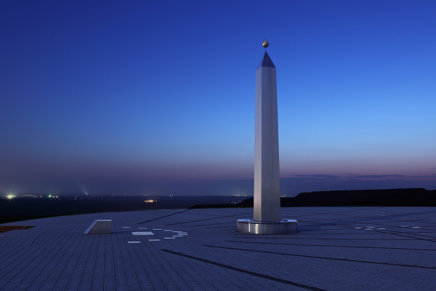 Obelisk - Horizontalsonnenuhr - Halde Hoheward I.jpg