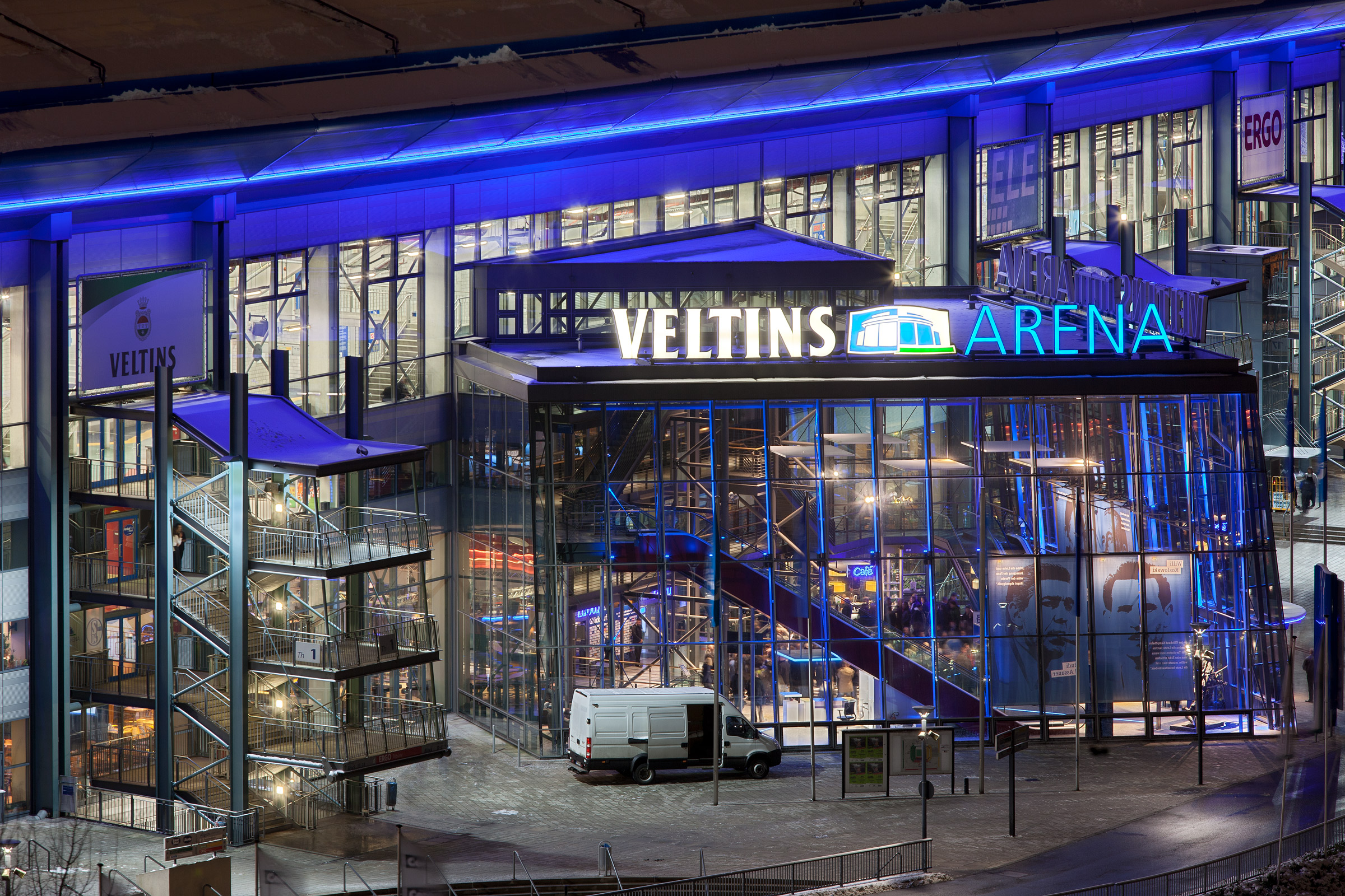Veltins Arena im Winter – Haupteingang